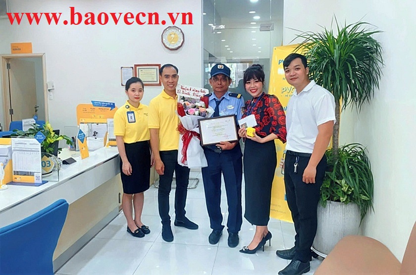 nhan vien bao ve cua ngan hang pvcombank tra lai tien danh roi cho khach hang